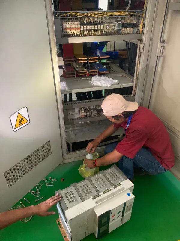 Jasa Service ACB (Air Circuit Breaker)